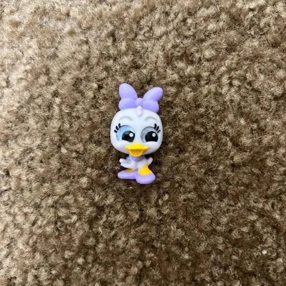 Disney Doorables: Series 5 Rare Figurine – Mickey and Friends – Daisy Duck - Picture 5 of 6